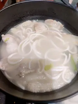 清湯米線+豬腩肉+食咗的生菜、竹笙