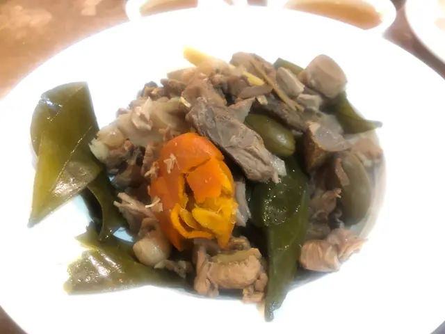 原盅燉龍脷葉青橄欖金桔黑毛豬豚肉湯