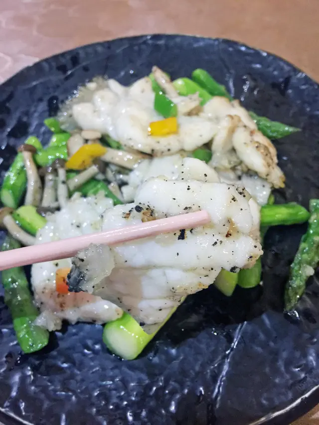 黑松露醬炒花尾躉斑球配鮮露筍