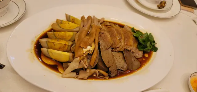超好味鵝六寶，鵝腸好爽彈牙，鵝肝夠粉 大件入味，鴕鳥蛋好大隻又入味 蛋黃係甜的，鵝肉肉質嫩多汁