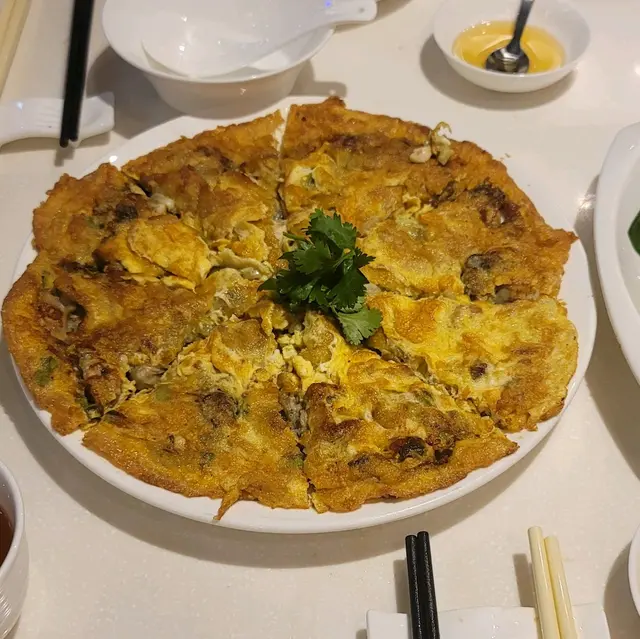 蠔餅就係蠔餅啦，不過呢到嘅蠔餅係勁多蠔XD ，都係鮮甜唔腥，4個人咁食落去，聽日要跑2個中減下肥 XD