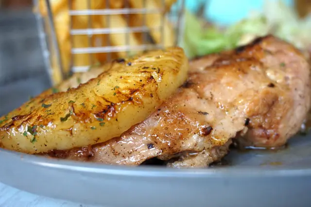 招牌燒菠蘿肯瓊香料香煎豬扒配薯菜