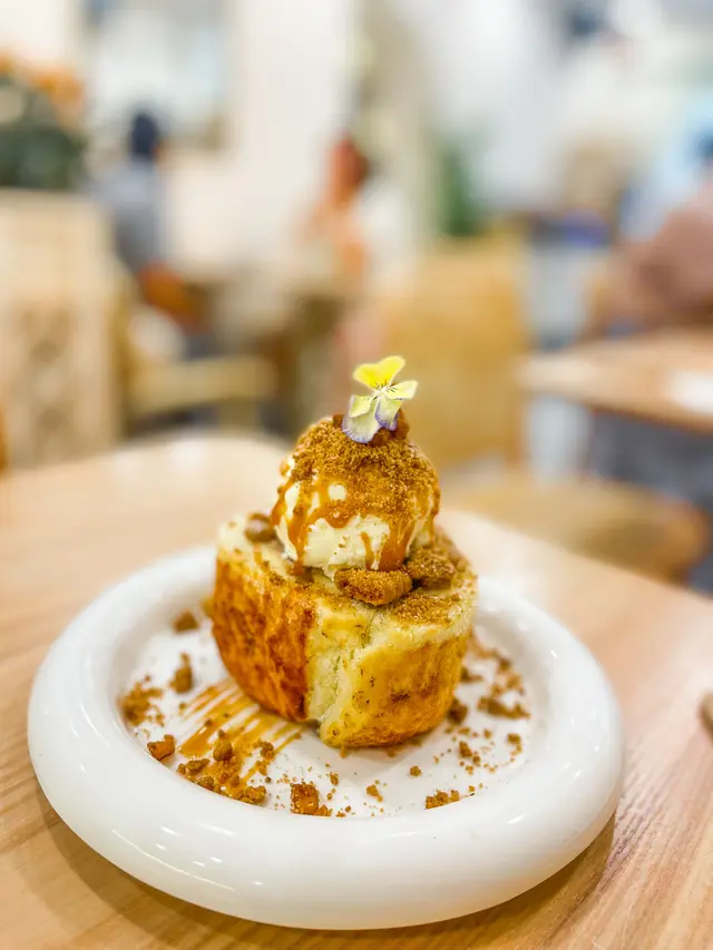 蘋果金寶火炙焦糖蛋捲配雲呢拿雪糕