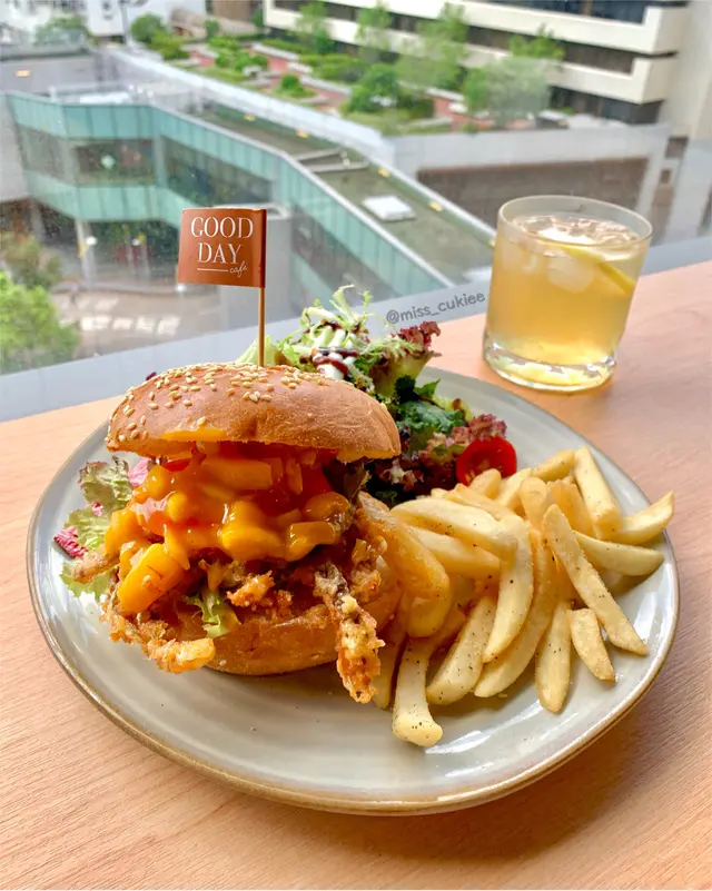 酥炸軟殼蟹芒果莎莎醬漢堡配薯條和黑醋沙律