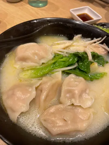 白菜鮮豬肉水餃寬麵