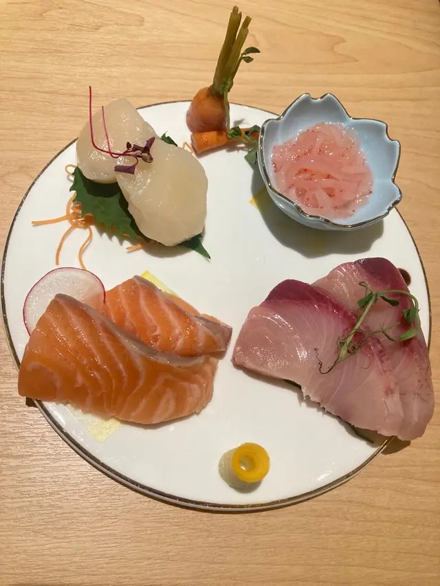入邊總共有四樣刺身👉🏻吞拿魚、三文魚、帶子、螢光魷魚🦑 全部都好新鮮👍🏻爽口彈牙,而且食落去唔會好油膩,唔錯!