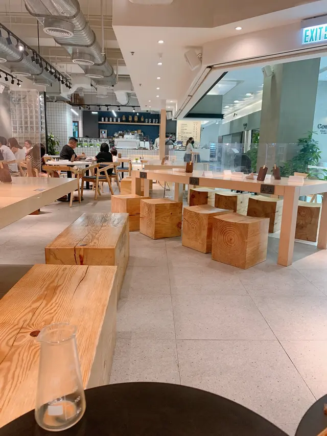 大量吉枱hold左成個鐘