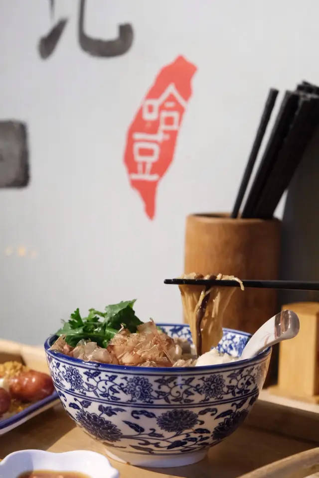 大腸綜合麵線配2條大蒜香腸