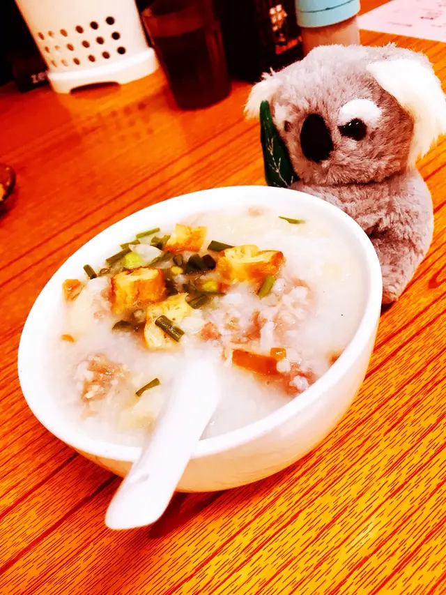 同樣咁大碗.配料有油炸鬼.魷魚.碎牛肉.沙爆豬皮等.$16元碗👍😋