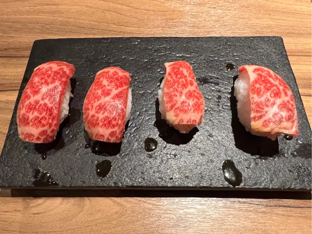 跟九宮格燒肉盛盒套餐的和牛壽司,共4件