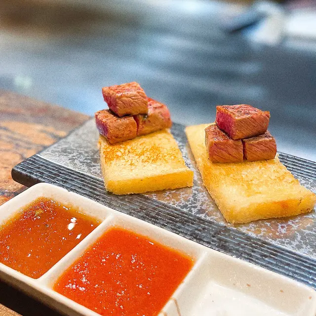 放上烤多士上🍞除咗口感豐富,多士上牛肉質細嫩,而油脂香都為整體增添風味!🥩