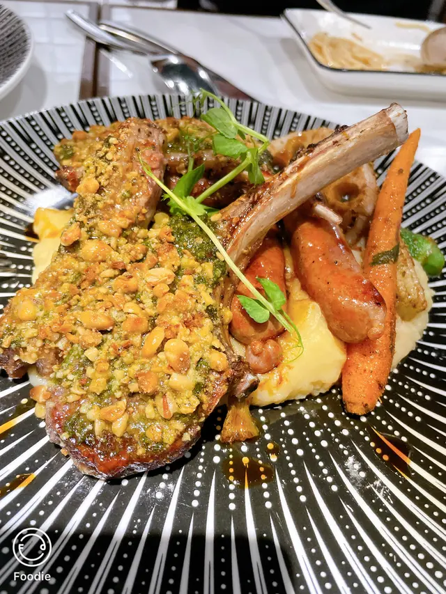 松子青醬焗澳洲羊扒配煎羊血腸