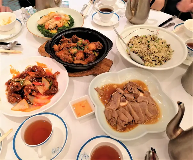 大龍躉班兩味 + 菠蘿咕嚕肉 + 鹵水鵝片 + 欖菜肉碎炒飯 + 鴛鴦水晶包 + 清甜紅棗糕 + 蛋白杏仁茶 + 功夫茶