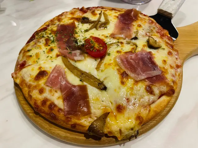 巴馬火腿拉絲水牛芝士手工薄餅