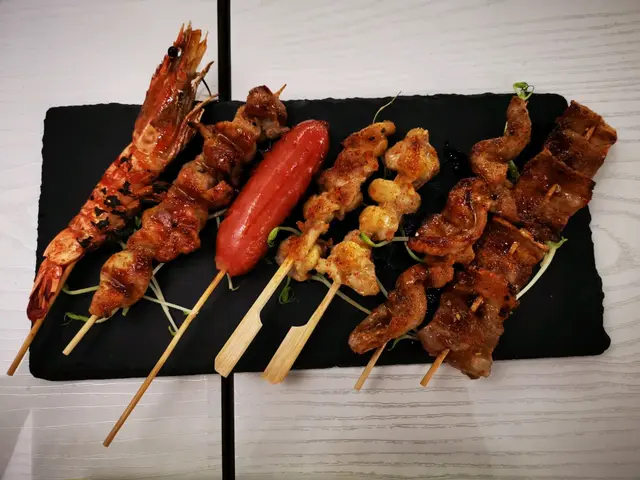 鹽燒虎蝦,炸雞脾肉串,蜜糖燒台灣腸,鹽燒雞軟骨2串,山椒燒豬頸肉串,汁燒脆邊五花腩