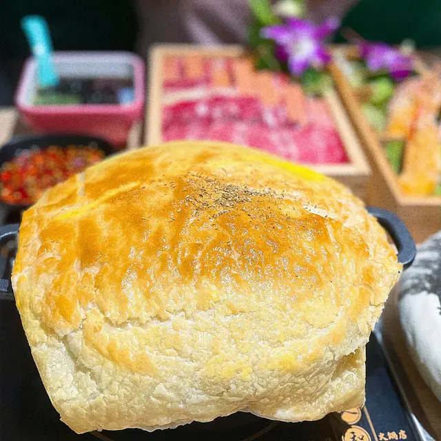 嚟呢度唔食佢哋嘅酥皮麻辣芝士雞煲又點得呢?🐣雞煲係即叫即整嘅,所以等候時間會耐啲🤏🏻不過見到酥皮漲卜卜咁誘人,等耐少少又有咩所謂喎🥧