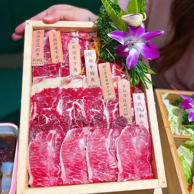 有高級雪花肥牛、美國特選牛舌心、嚴選牛下肩、特級牛胸爽、極上黑安格斯牛小排、手切特級封門柳、澳洲M4和牛🥩