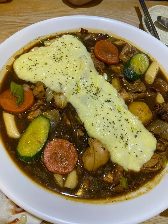 燉雞是招牌食物但是極度嚡口