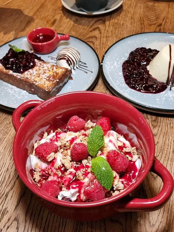 希臘有機乳酪配Granola燕麥片、蜜糖及新鮮紅莓