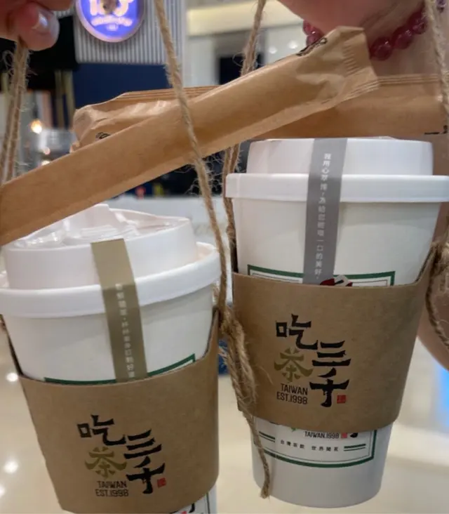 輕盈都有啲太甜 奶味比較重 下次試下冰頂烏龍鮮奶茶先