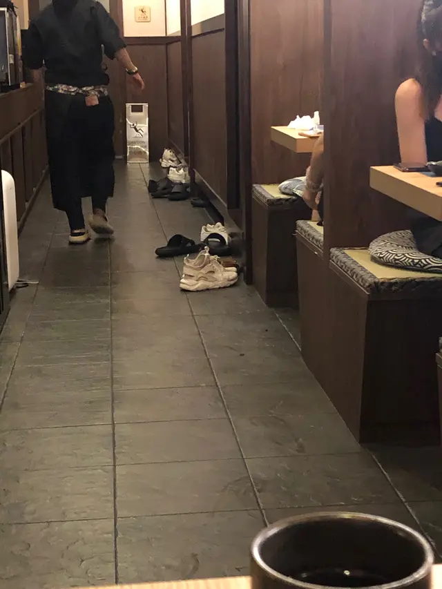 啲鞋放喺度已經唔講個環境質素，鄰近嘅卡位嘅客人唔知聞唔聞到一陣味呢🫣