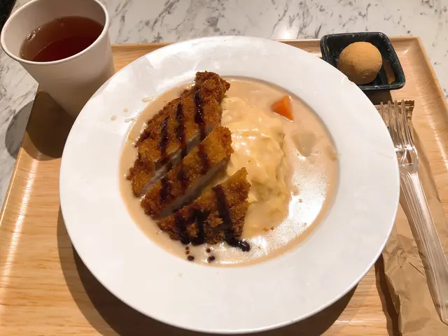 吉列猪扒五目蛋包饭