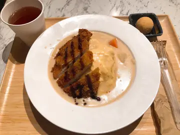 吉列豬扒五目蛋包飯