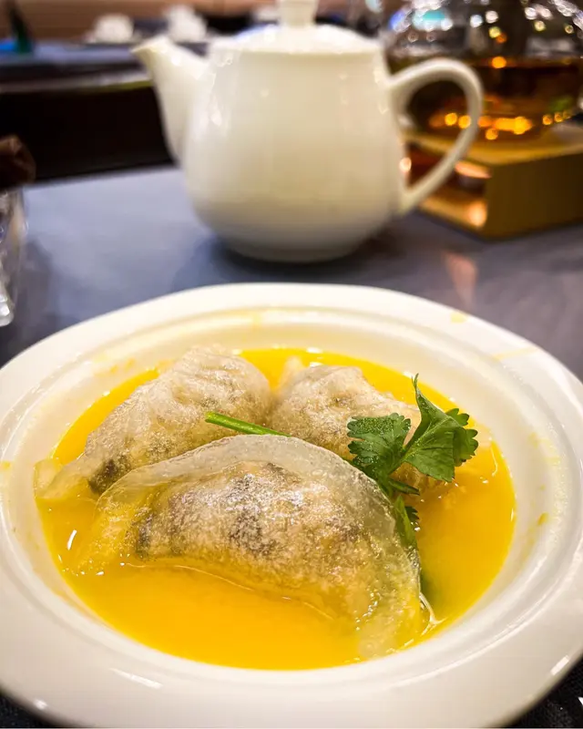 金湯松露餃 Streamed Truffle Dumplings in Chicken and Carrot Broth