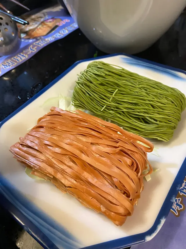 芫茜麵拼番茄麵