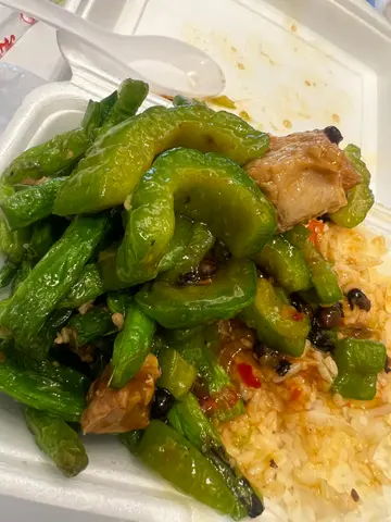 2𩠌饭-  炒肉碎四季豆、炒凉瓜排骨