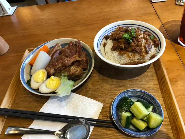 滷水蛋牛腩滷肉飯