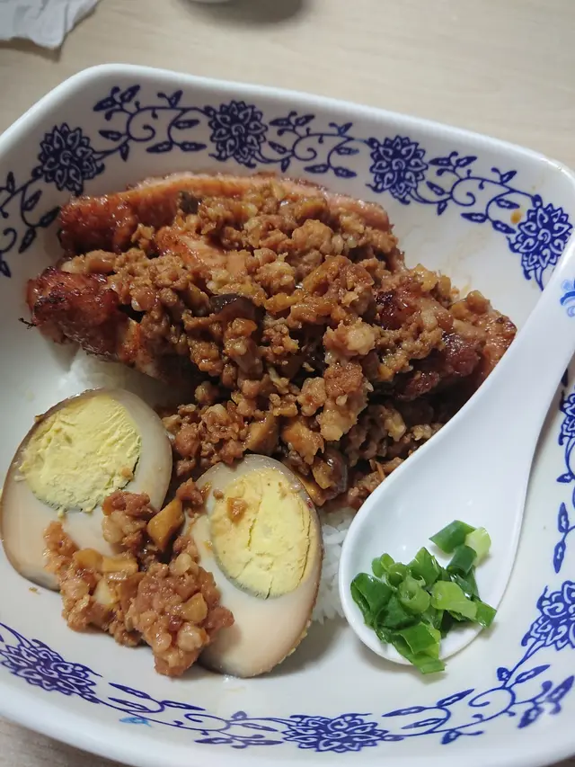 台式排骨滷蛋肉燥大碗飯