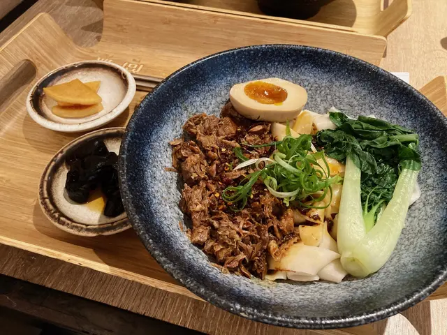 鹹到爆既牛肉絲拌麵