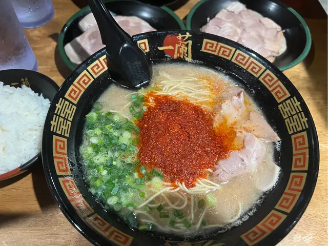 近尖東地鐵站,十分方便,叫一蘭拉麵一定要配白飯~