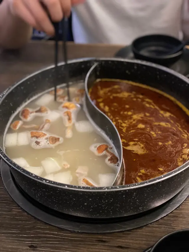 左：姬松茸冬瓜湯   ,  右：血池麻辣湯