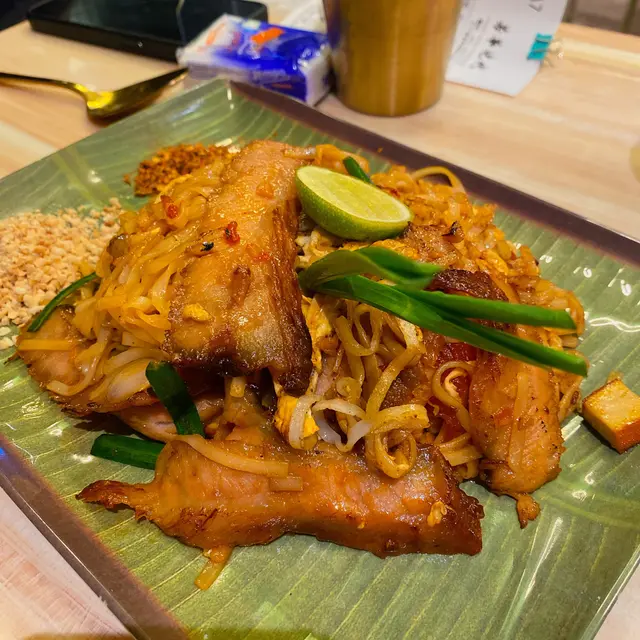 泰式蝦炒金邊粉配豬頸肉