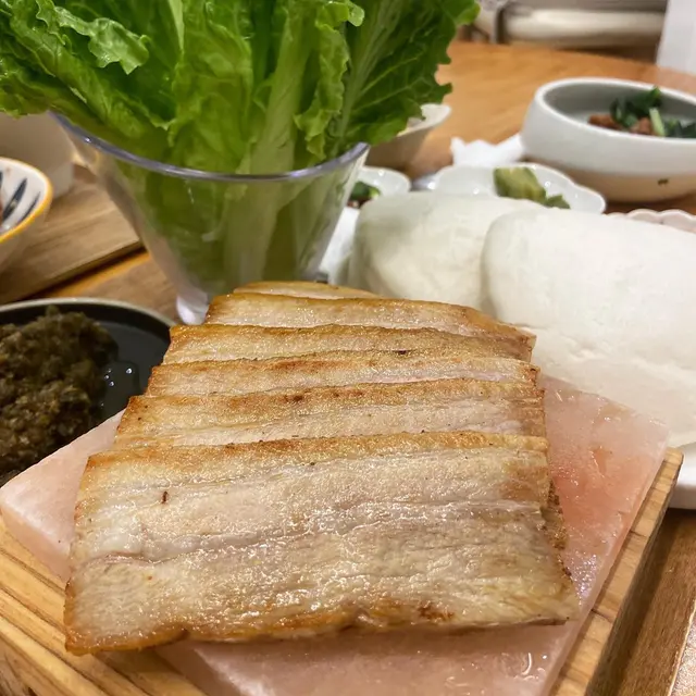 岩鹽咸豬肉拼皮蛋醬生菜包 配蒸刈包