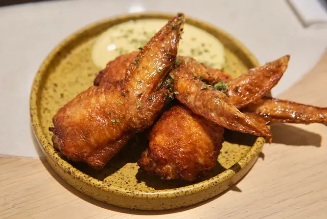 外皮煎到微焦,雞翼包滿左特別釀製嘅明太子餡,就咁食或者點蛋黃醬食都好食