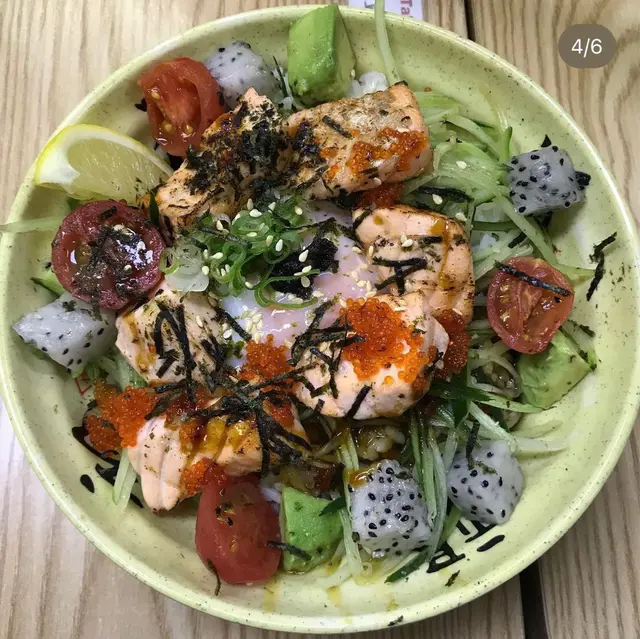 慢煮三文魚配牛油果丼
