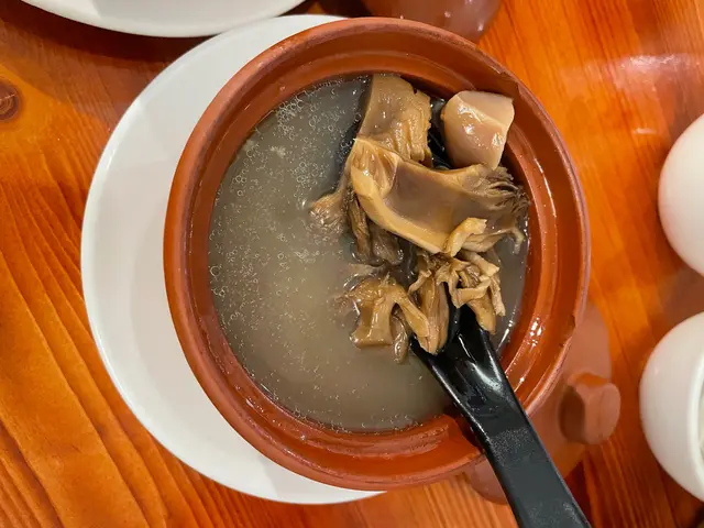 舞茸菇螺片豬展湯 