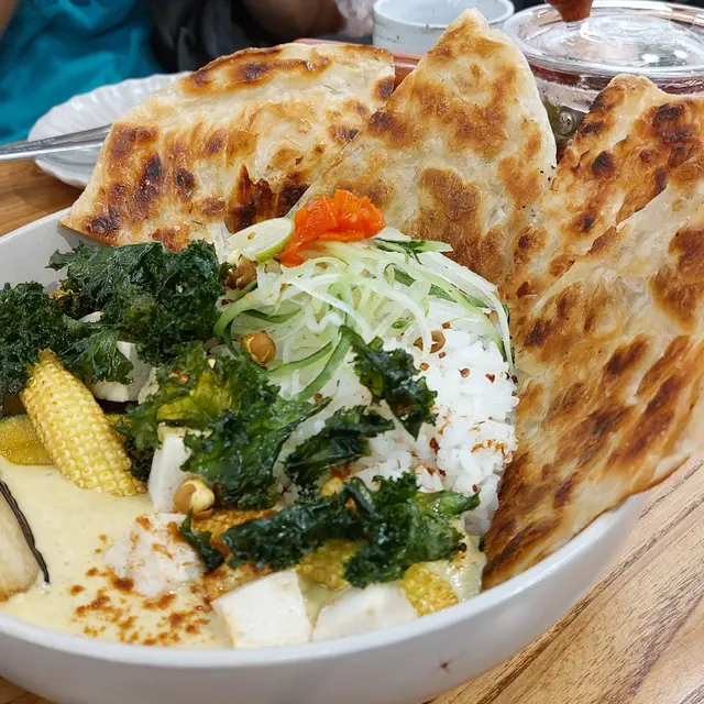 泰式青咖喱椰香野菜豆腐伴藜麥飯加手抓餅