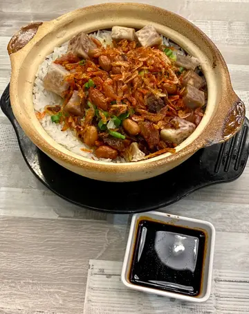 樱花虾腊味煲仔饭
