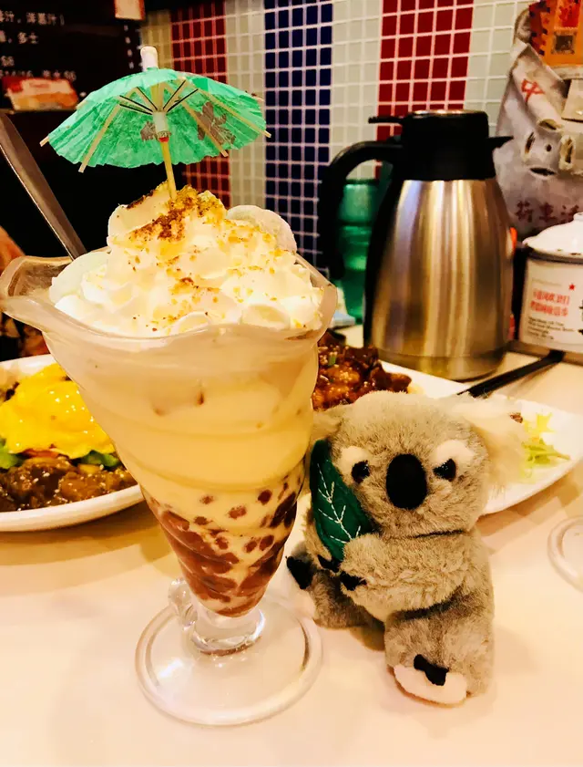 跟餐$16元低飲.外型吸引.打卡超讃.雪糕及紅豆冰好飲.唔會好甜👍😋😋