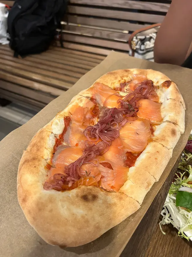 煙三文魚紅蔥薄餅