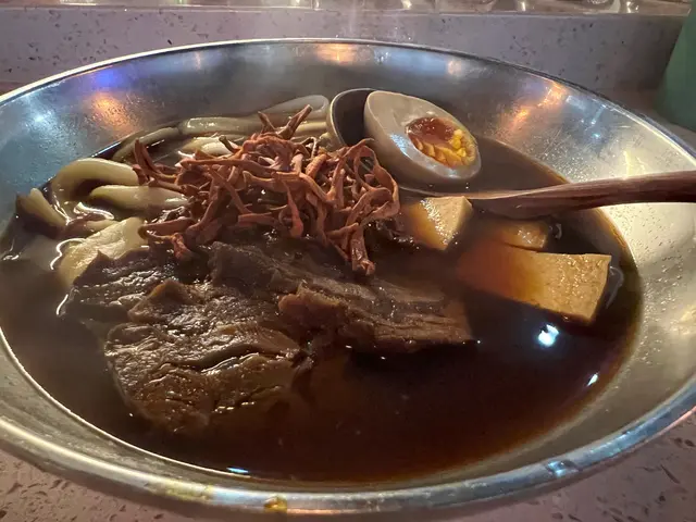 #酒吧食麵 見到米紙介紹所以嚟試一試。普通⋯之後加了枱面啲調味料之後,超好食👍。所以嚟食一定要加枱面啲調味料。咁嗰啲調味料係咩嚟㗎?根據米紙講,嗰啲係