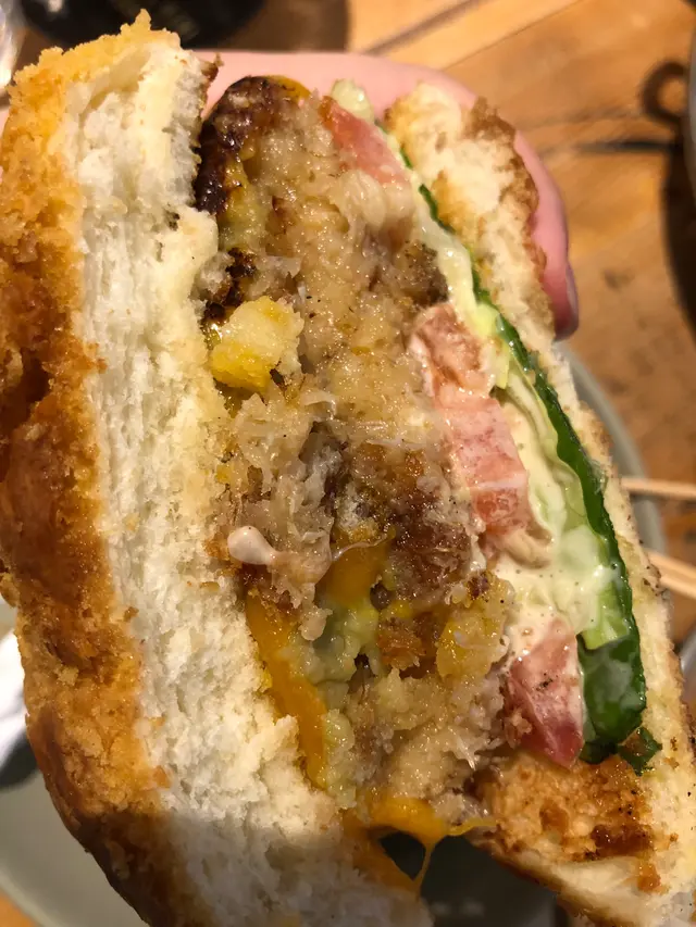 秘製牛油果醬蟹餅漢堡