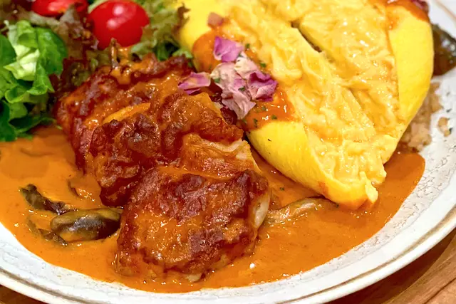 玫瑰醬燴雞腿肉蛋包飯