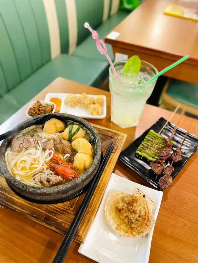 至於餸菜嘅選擇,亦都非常之多,最多可以揀到九款餸咁多,就算係兩個人食都非常之適合。 🍜亦都可以選擇自己烹調又或者已經鋪好晒咁樣奉上。 至於石鍋米線最講求嘅當然就係溫度同埋湯底,平時都食開辣嘢,🌶️所以今次反而選擇左一個幾特別嘅蟹皇湯,🦀湯底非常清甜亦都有蟹嘅鮮味另外仲有少少辣,可以見到送上嚟嘅時候啲泡泡係不斷咁浮上來證明咗石鍋係非常之熱,🤪所以亦都要非常小心,🍲趁着個湯底仲係滾湯嘅狀態就要快啲將食材放落去再烹調