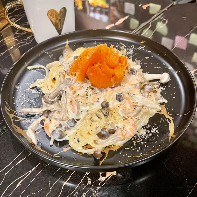 挪威煙三文魚白汁野菌意大利粉 