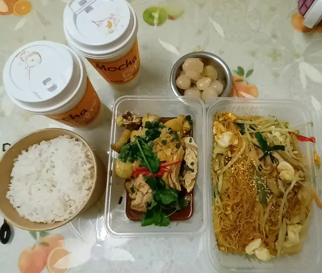 惹味星洲炒米 $62， 薑蔥霸皇雞飯 $62